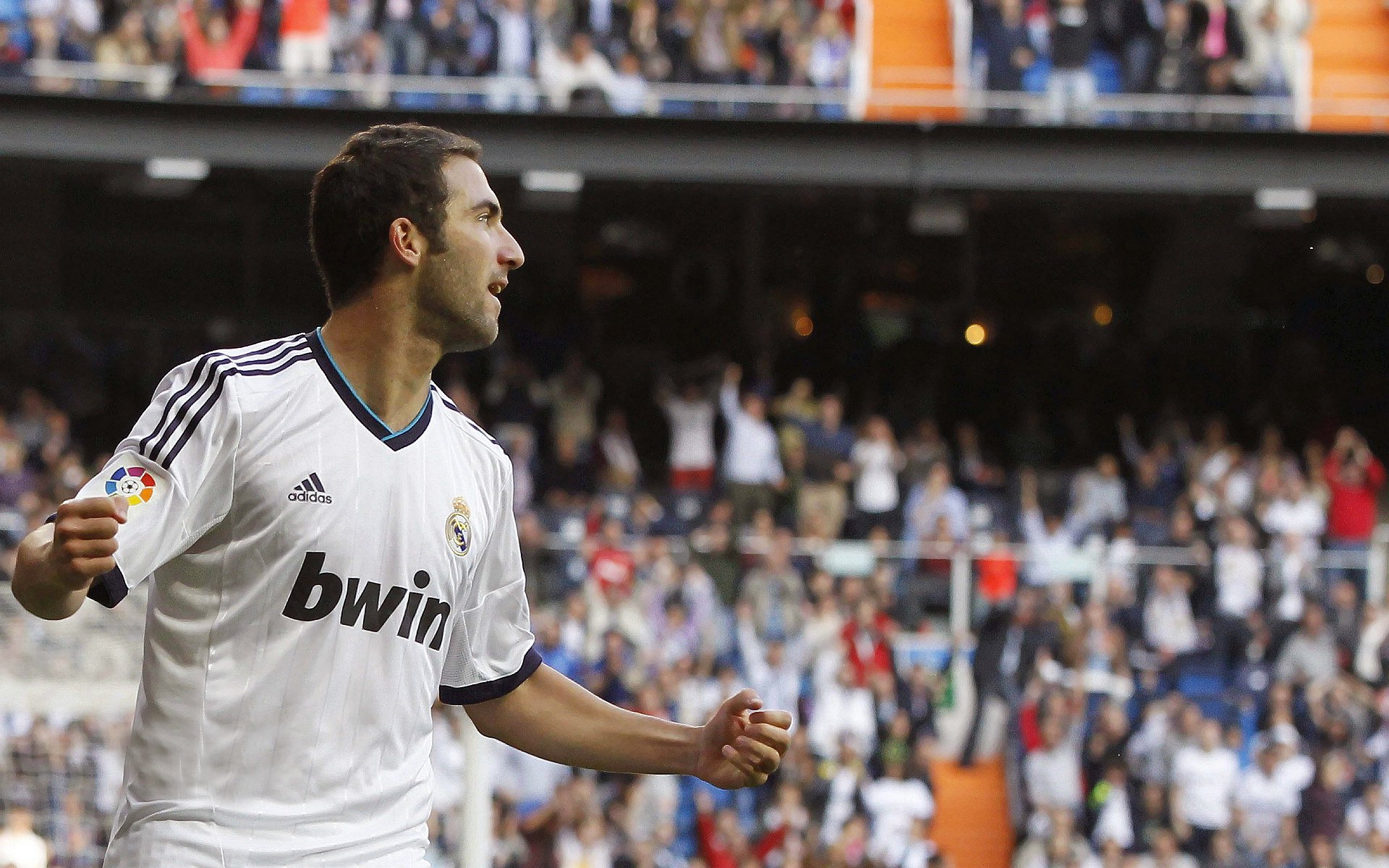 卡塔尔巴林世界杯预选赛开幕，球迷热情观战，2022卡塔尔世界杯巴西